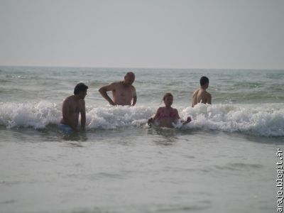 Chris, Pierre et Axelle en bataille avec les vagues